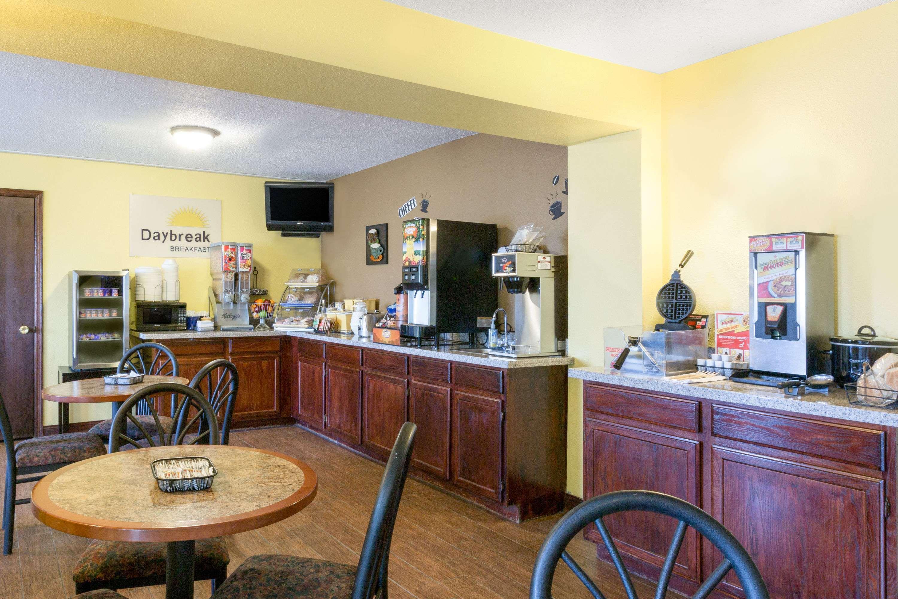Econo Lodge Inn & Suites Yankton Екстериор снимка