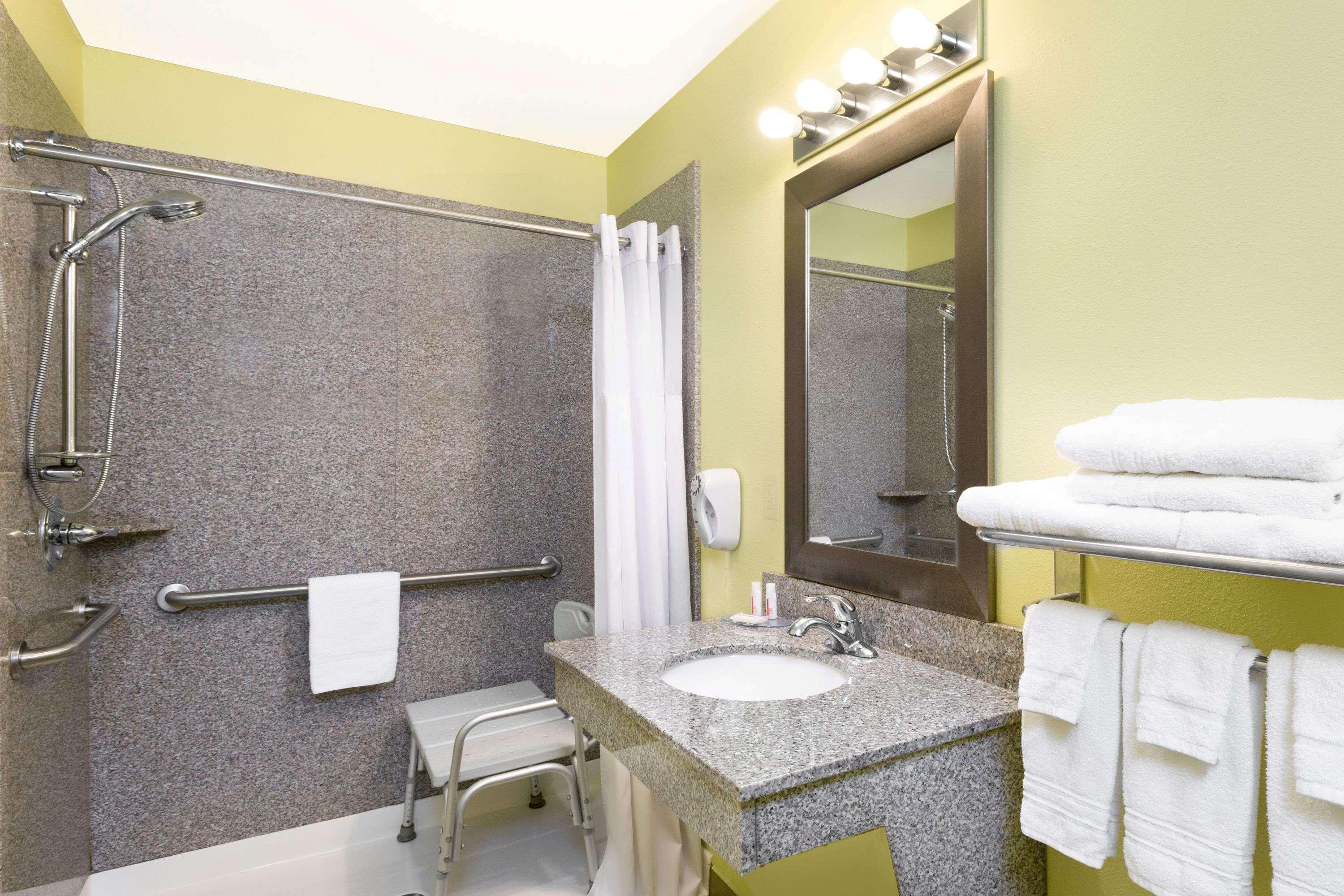 Econo Lodge Inn & Suites Yankton Екстериор снимка
