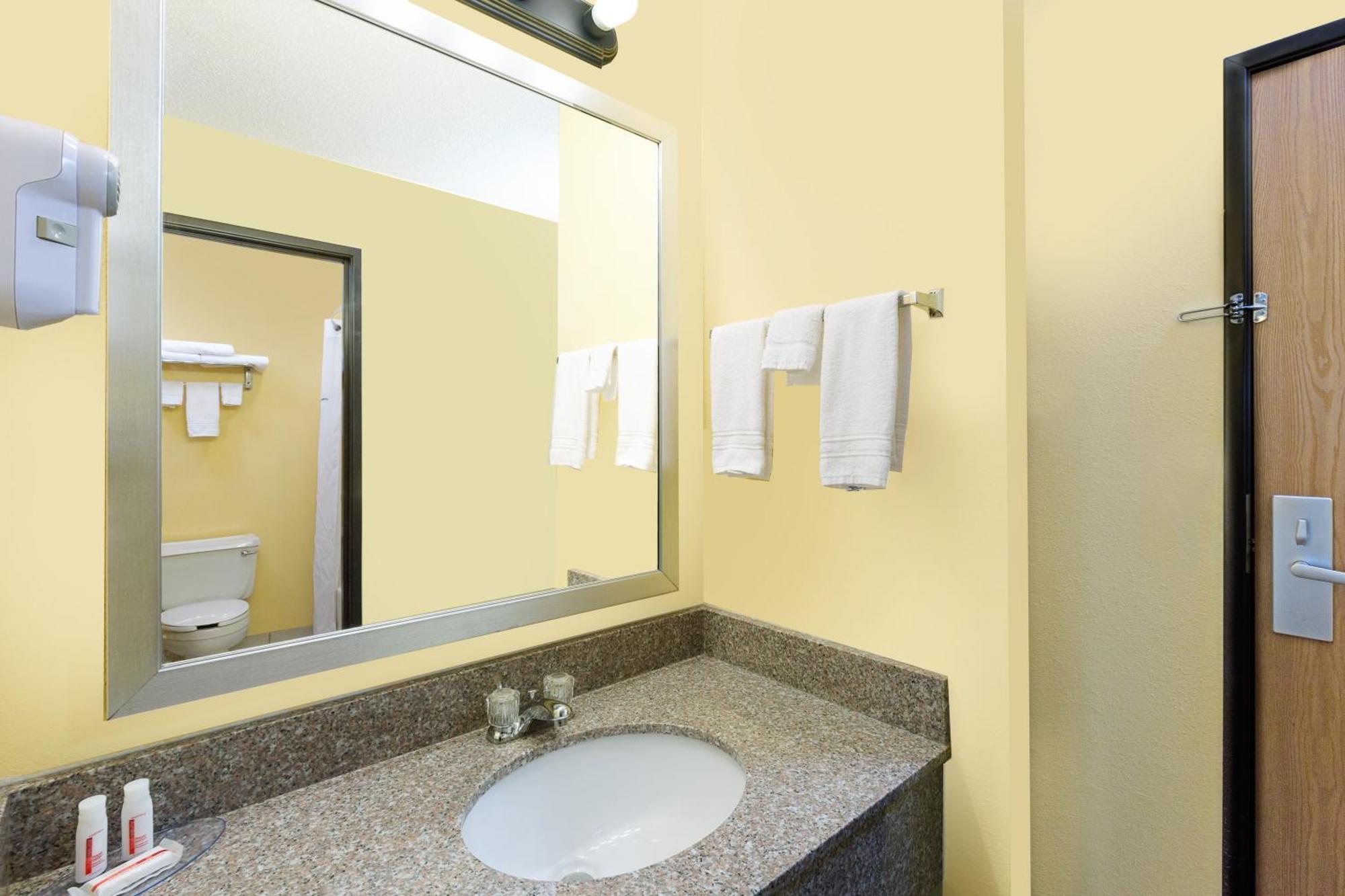 Econo Lodge Inn & Suites Yankton Стая снимка
